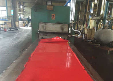 红色绝缘橡胶板生产车间